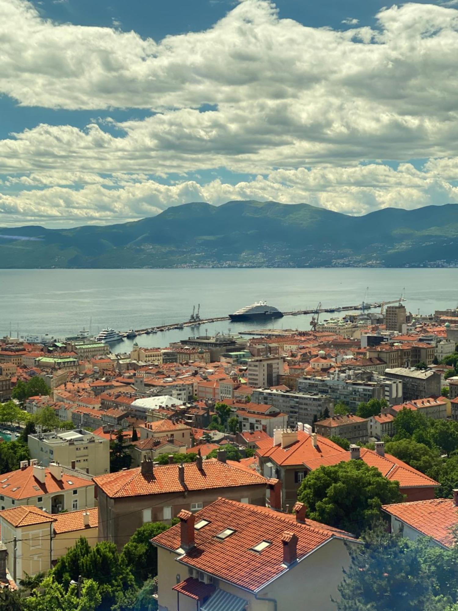 Nona's View With Balcony Apartment